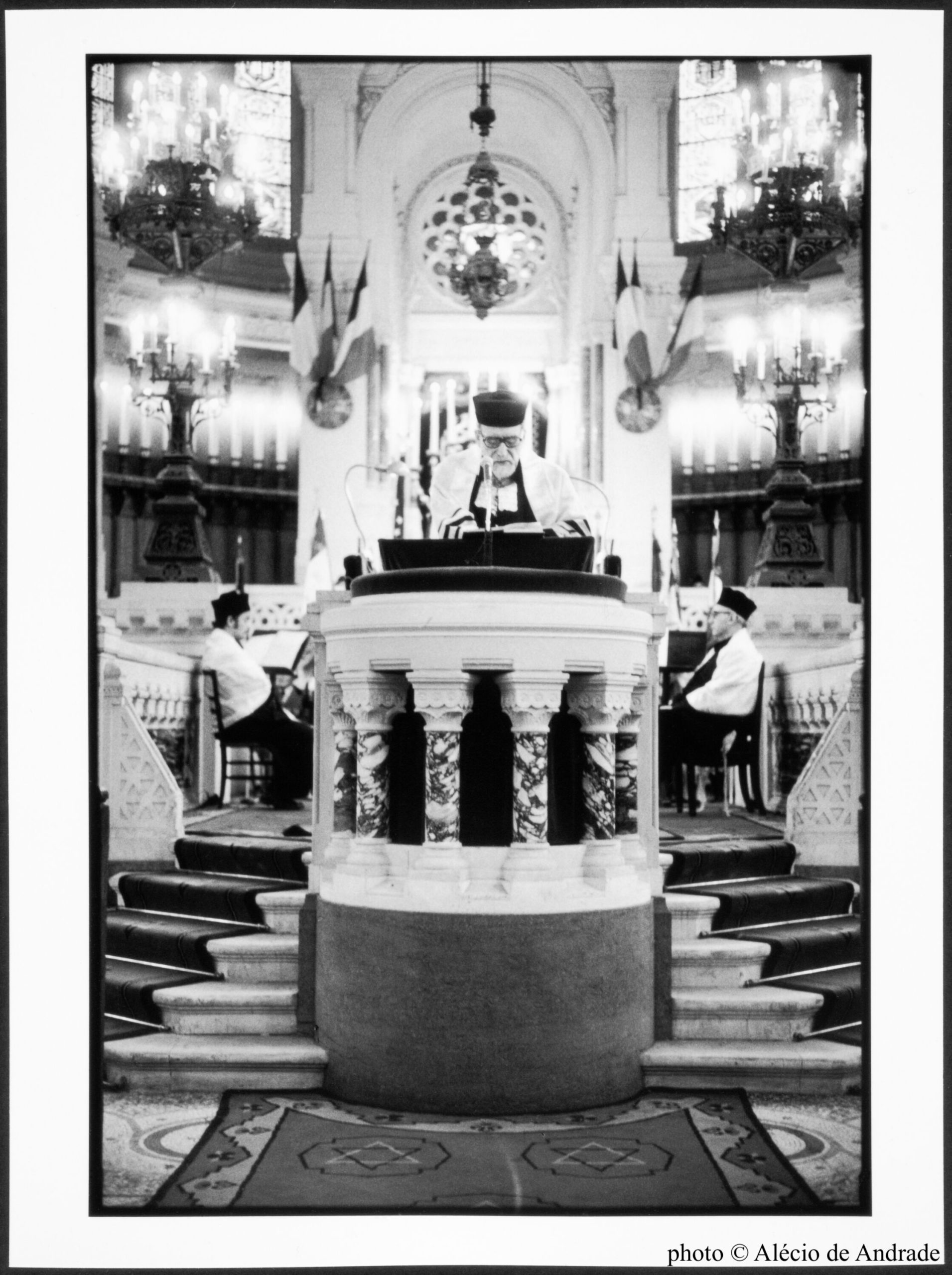 Grand Rabbin Kaplan lors de la commémoration de la libération d’Auschwitz le 27 janvier 1975, Grande synagogue rue de la Victoire de Alécio de Andrade (1938 – 2003)