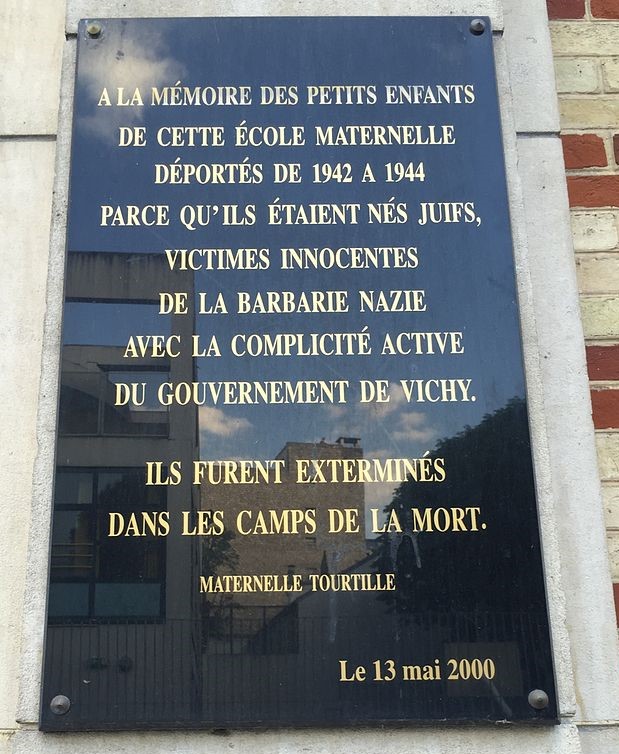 Plaque commémorative de la déportation des élèves d’une école parisienne entre 1942 et 1944