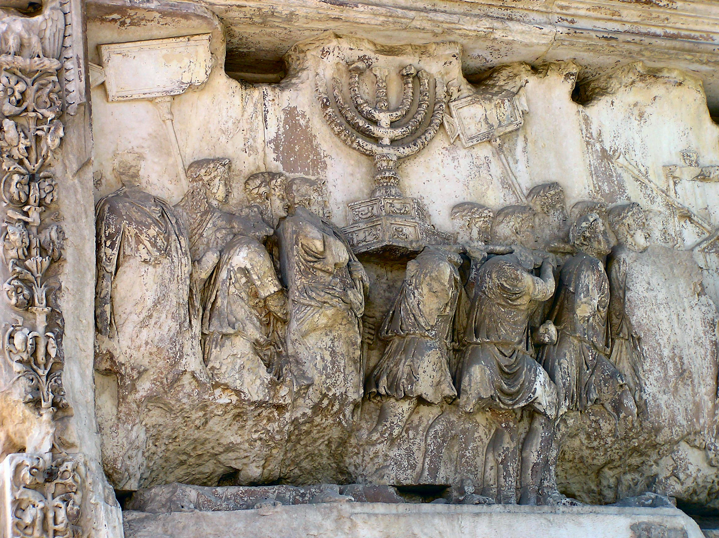 L’Arc de Titus à Rome édifié en 81 au  Ier siècle