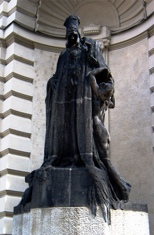 Statue du Rabbi Loew sur l’Hôtel de Ville de Prague par Ladislav Šaloun 1910