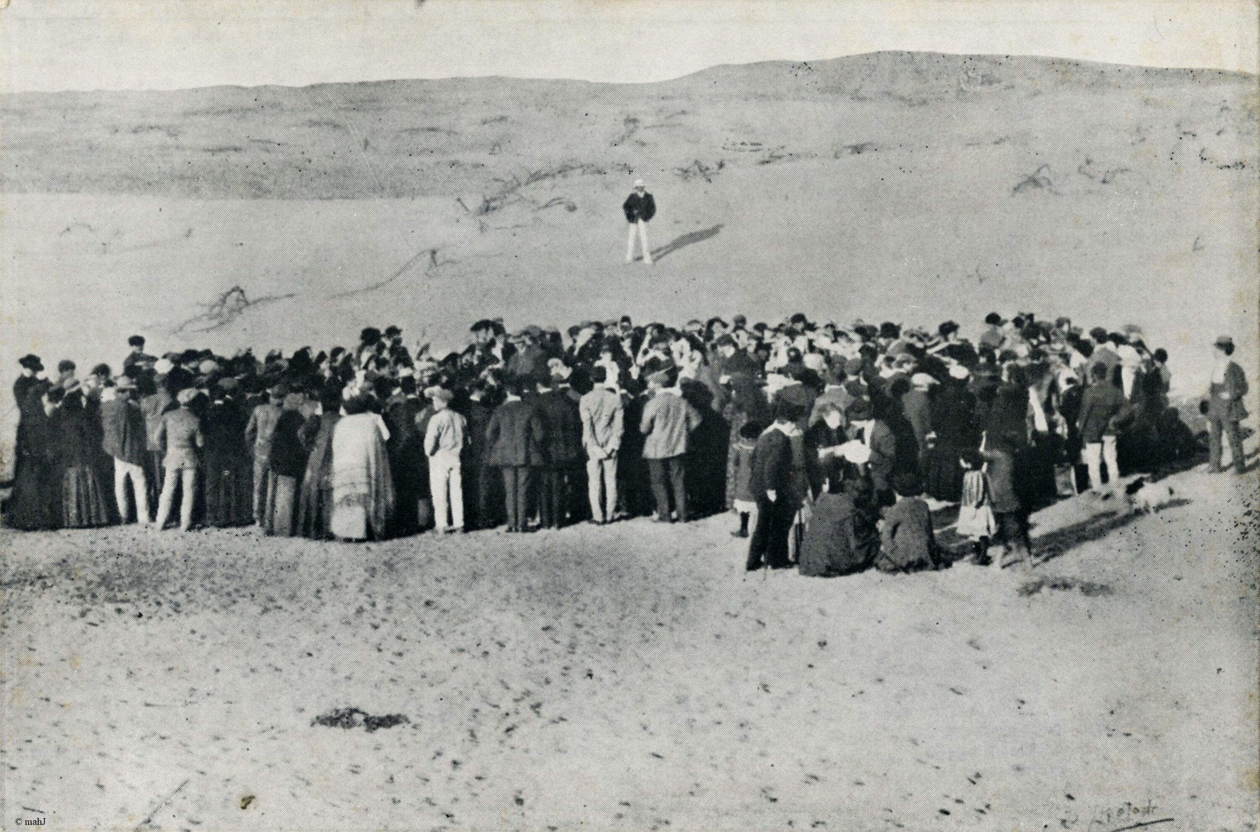Réunion à l’endroit où Tel-Aviv allait être construite en 1909 (carte postale d’une photographie d’époque)