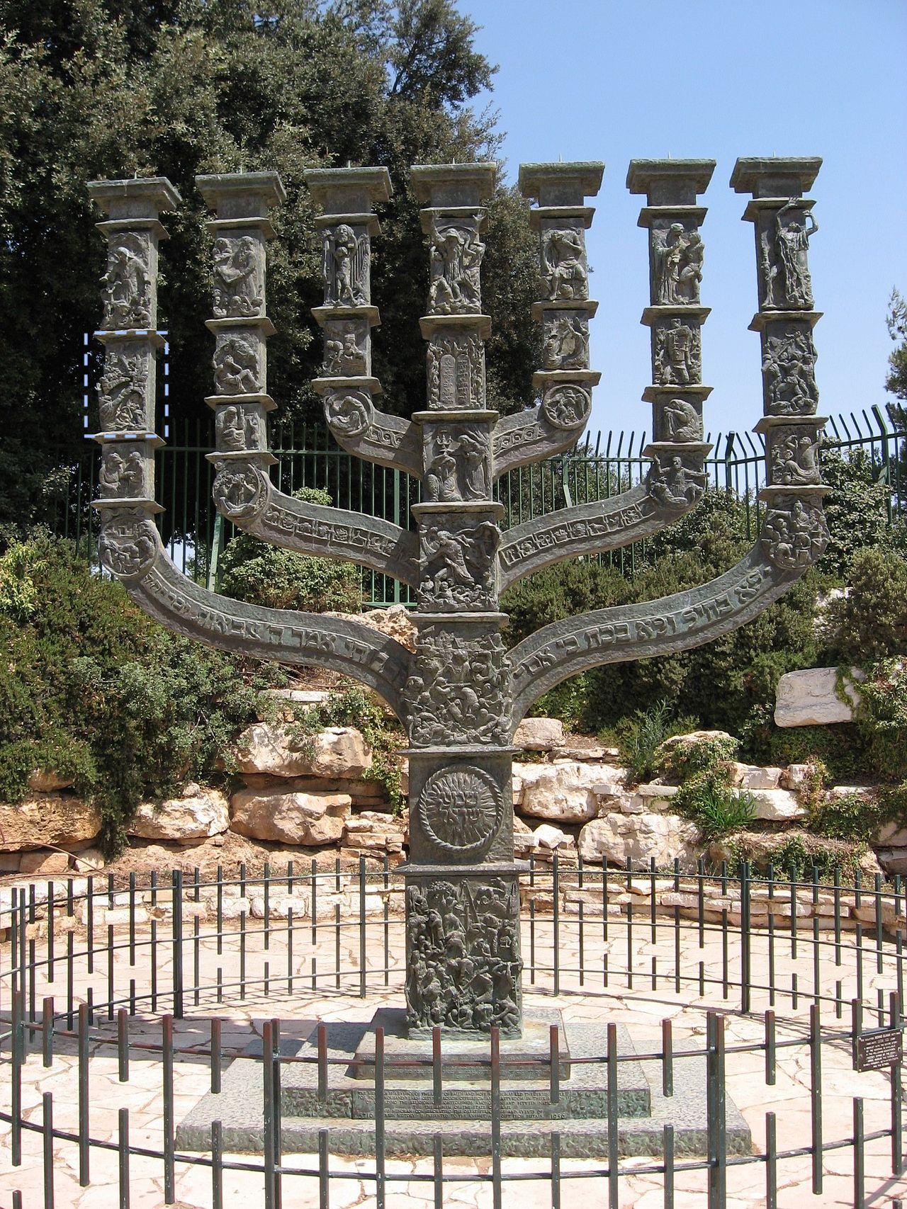 «La Ménorah de la Knesset » à Jérusalem par Benno Elkan vers. 1955