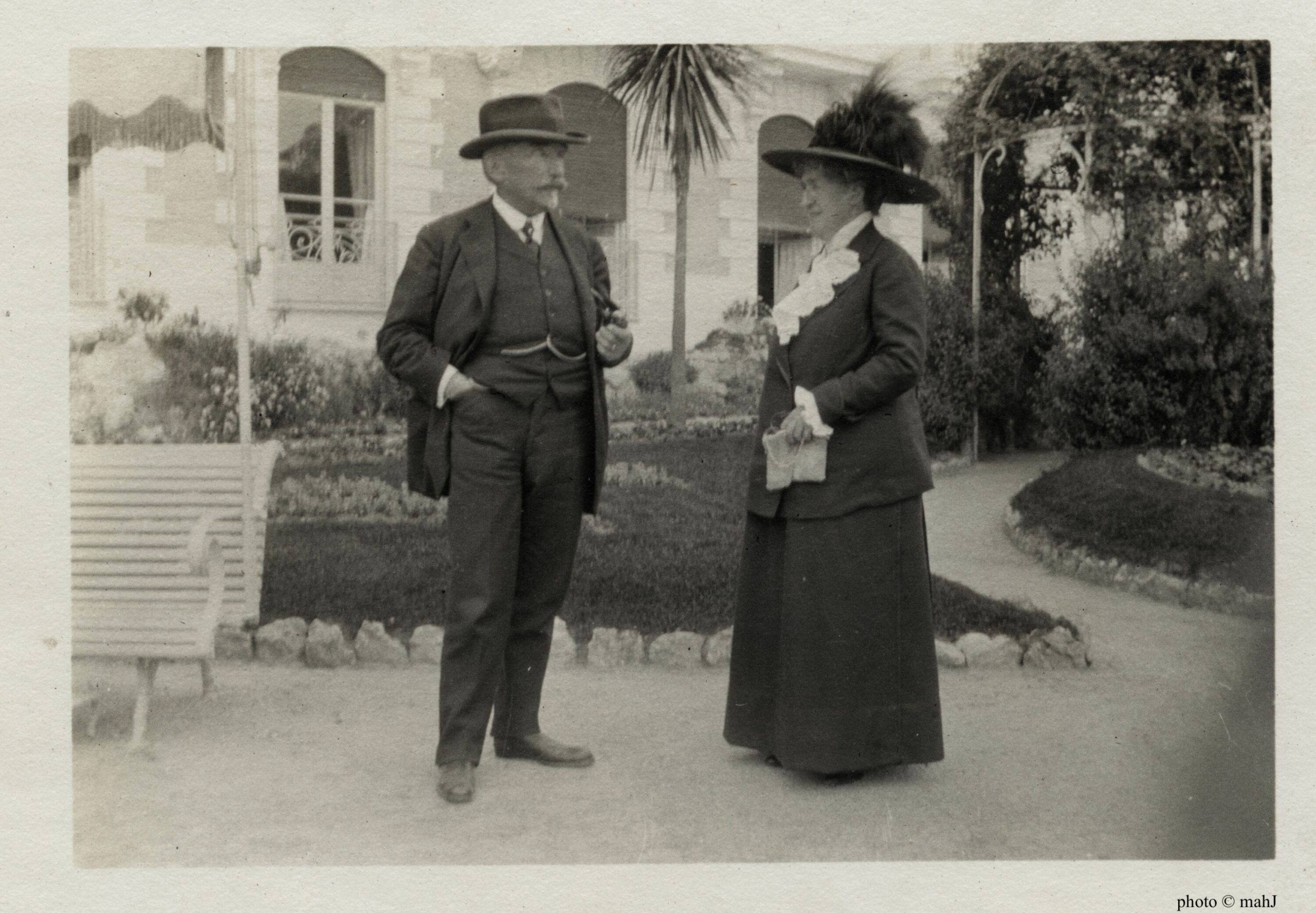 Alfred Dreyfus et une de ses soeurs, c. 1900-1914